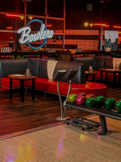 Bowling Alley & Lounge Area in Feasterville | Bowlero