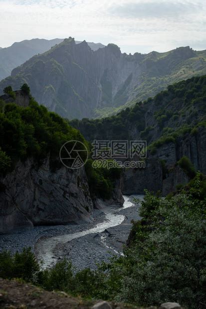 山之间有河床山上长满了树木和植被高清图片下载-正版图片505975285-摄图网