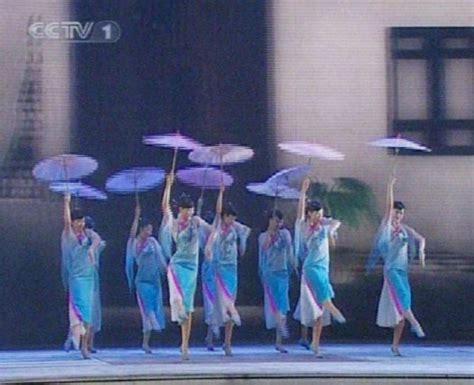 图文：舞蹈《小城雨巷》--舞蹈演员表演伞舞_影音娱乐_新浪网
