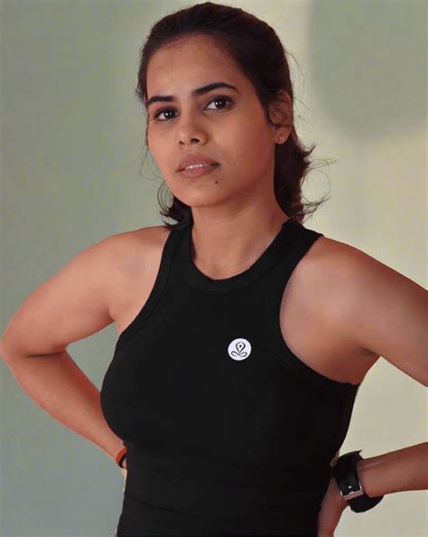 Supportive Sports Bra Black – Ultimate Comfort & Style for Workouts