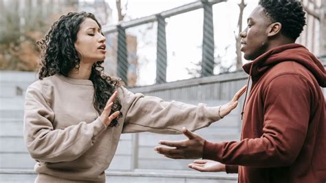 How To Respond To These 5 Subtle Signs Of Toxic Communication?