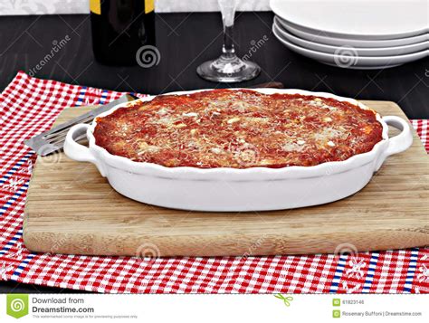 Teglia Da Forno Bianca Ovale Piena Di Melanzana Al Forno O  