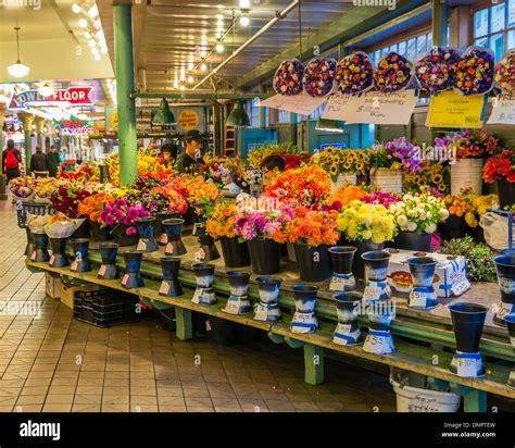 Flower market stall with fresh flowers on display Pike Place Market ...