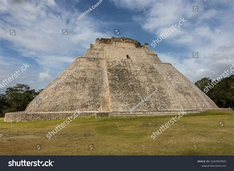 Mayan Pyramid Magician Spanish Piramide Del Stock Photo 2187007925 ...