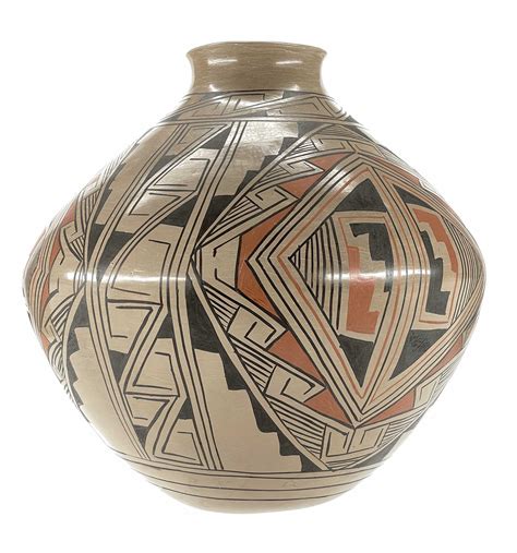 Lot - LARGE MANUEL OLIVAS MATA ORTIZ POTTERY