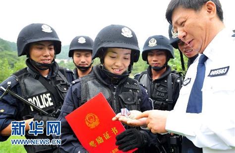 女特警潘琴荣获公安系统“二级英模”称号(图)-搜狐新闻