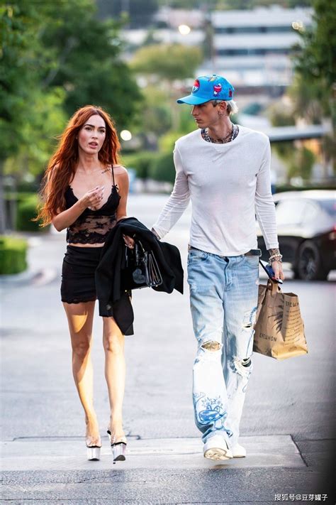 女星Megan Fox穿深V吊带街拍，曲线凹凸，性感火辣-搜狐大视野-搜狐新闻