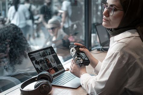 Man Using Computer 的图像结果
