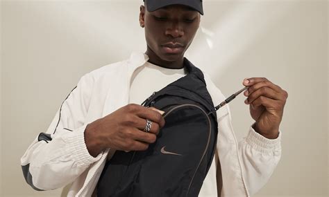 Nike Sportswear Essentials Sling Bag (8L). Nike IN