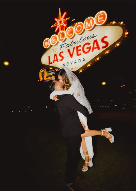 Las Vegas Night time Elopement | Las vegas wedding photos, Las vegas ...