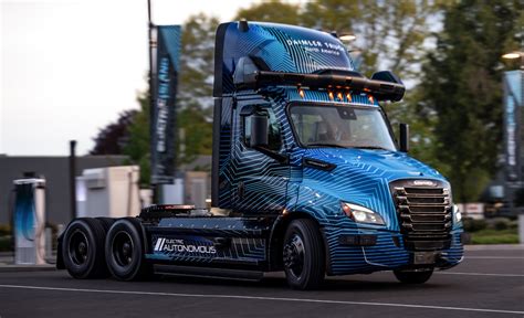 Daimler Truck just debuted an autonomous electric semi-truck | Electrek