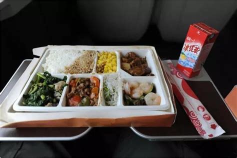 高铁上神秘的“15元盒饭”你吃到过吗？_看看新闻网