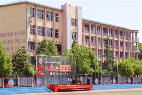 信阳新县高中2018年高考再创辉煌 一班级一本过线100%