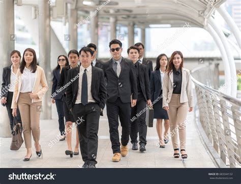 Business Team Walking 的图像结果