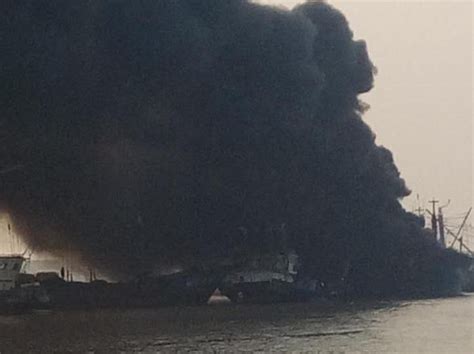 宜宾一艘渔政船只突发大火最新素材