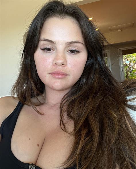 Selena Gomez posts no-makeup Instagram photos repping Miley Cyrus