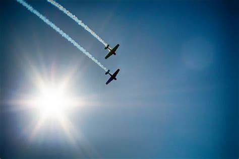 天空中的飞机图片-日出时天空中的飞机素材-高清图片-摄影照片-寻图免费打包下载
