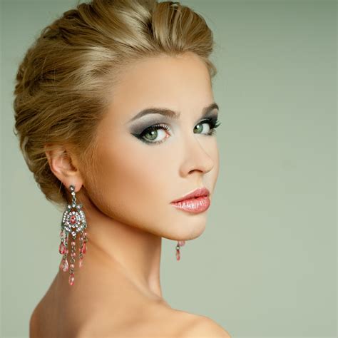 Download wallpaper look, girl, arrows, model, makeup, hairstyle, blonde ...