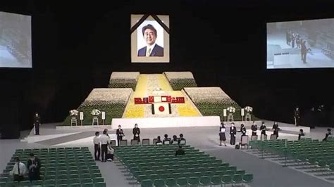 安倍国葬现场内部视频曝光：巨幅肖像照挂中央，下方摆放白花_腾讯视频