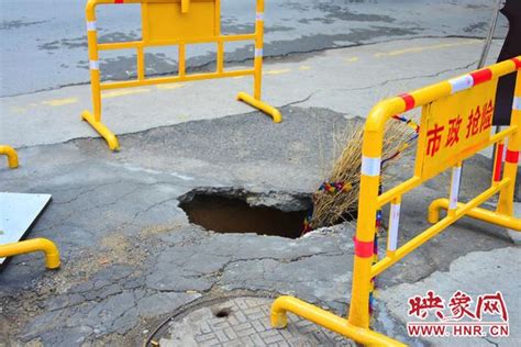 郑州路面塌陷1.5米深坑 只有人拍照没有人维修_大豫网_腾讯网