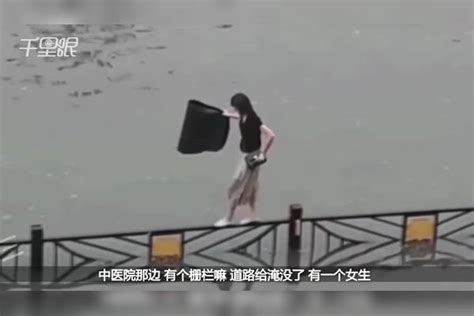 【河南】洛阳暴雨街头积水奔涌市民护栏上行走开车如行船，市民：淹得很严重_市民_积水_护栏