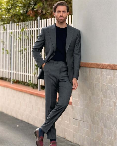 Charcoal Grey Business Suit 的图像结果
