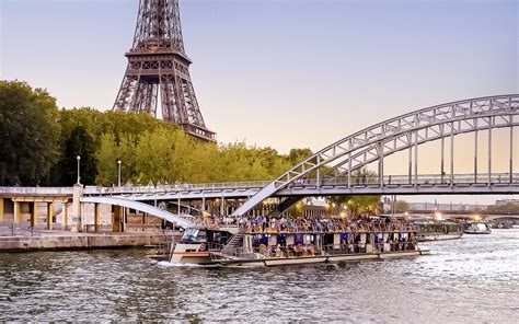 Explor Seine River 1-Hour Sightseeing Cruise from the Eiffel Tower in Paris