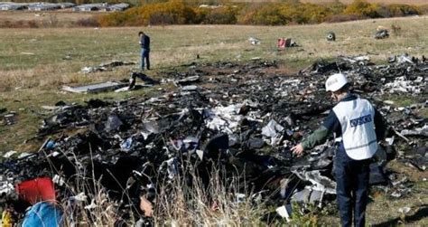 再看马航MH17残骸：机身布满弹孔 形似马蜂窝_军事频道_凤凰网