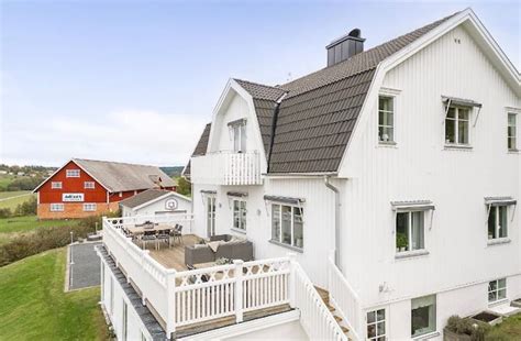 Turn-of-the-century residence with lake view - Houses for Rent in ...