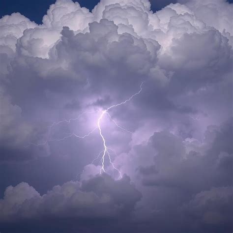 A lightning bolt is seen in the sky | Premium AI-generated image