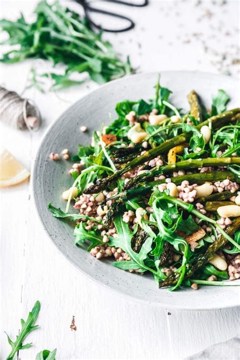 Warmer Buchweizensalat mit grünem Spargel & Rucola · Eat this!