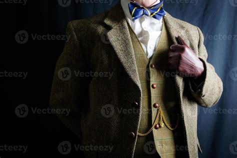 retrato de hombre con traje de tweed y guantes de cuero de pie con ...