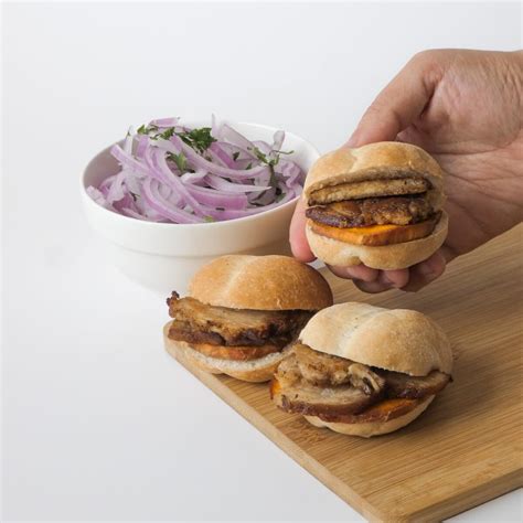 Mini pan con chicharrón - Bocaditos salados y dulces en Lima