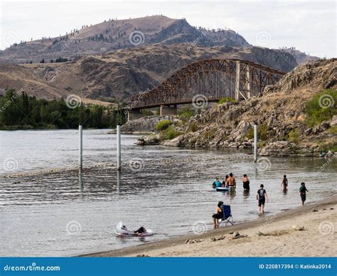 Gente Nadando En La Playa Beebe Bridge Park En Verano Imagen de archivo ...