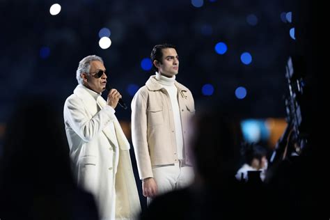 Snoop Dogg scores during Vikings-Lions halftime show