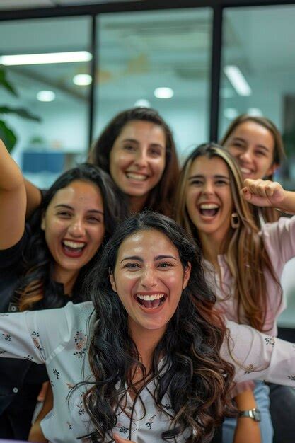 Group of Smiling Business Women 的图像结果