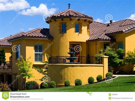 美好的别墅黄色 库存图片. 图片 包括有 石工, 城堡, 投资, 平衡, 陆运, 国家（地区）, 房子, 宅基 - 4293331