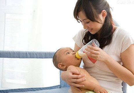 宝宝吃奶被呛性命攸关，机智妈妈一个动作解除危机