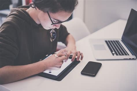 Student Using Computer Drawing 的图像结果