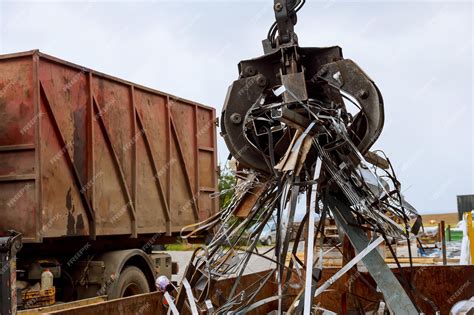 Scrap Loading Truck 的图像结果