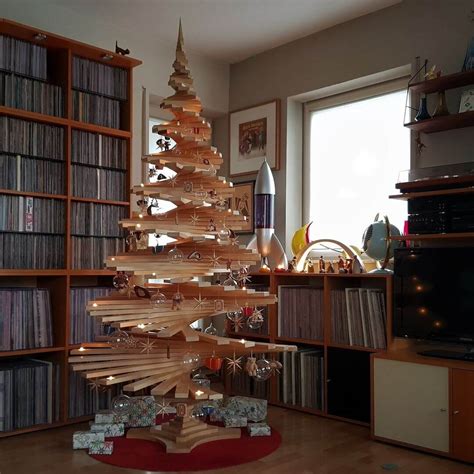 21+ Unique Wooden Christmas Trees DIY Ideas for Festive Decor