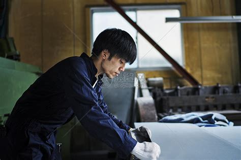 工厂内工作的年轻工人高清图片下载-正版图片502041290-摄图网