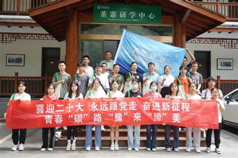 徐寨小学开展植树节校园护绿活动