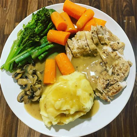 All homemade, roast chicken breast, mash and gravy with veg : r/FoodPorn