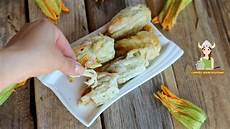 fiori di zucca con mozzarella fiori di zucca con mozzarella e acciughe in pastella fiori di zucca con mozzarella fiori di zucca con mozzarella e acciughe in pastella