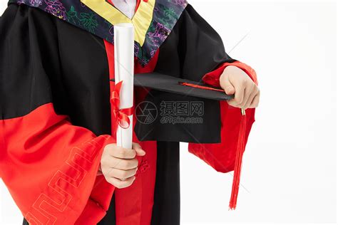博士毕业生手拿毕业证书和博士帽高清图片下载-正版图片501717515-摄图网