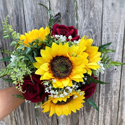 A Guide To Sunflower And Rose Bouquet Weddings