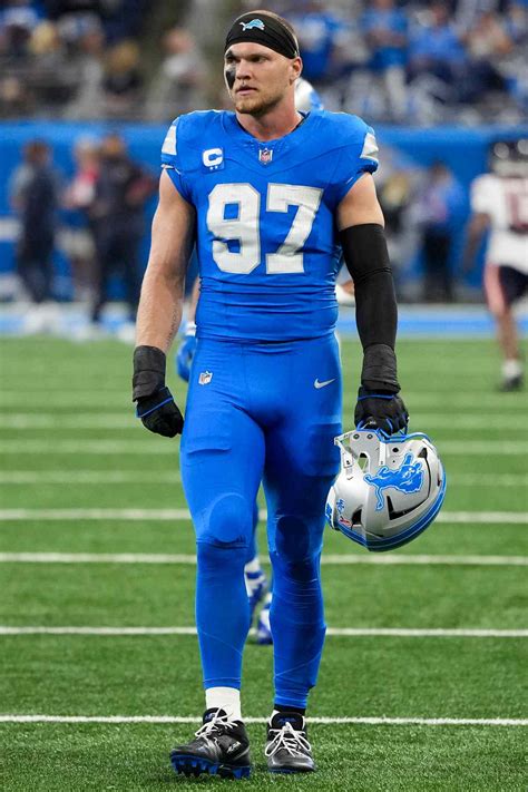 Aidan Hutchinson Admits He Read 'A Court of Thorns and Roses' During Leg Injury Recovery (Exclusive)