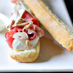 Sandwich baguette à la mozzarella di bufala, au jambon de parme et aux ...