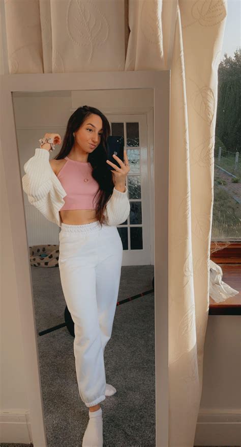 can never go wrong with white jeans : r/GirlsInJeans